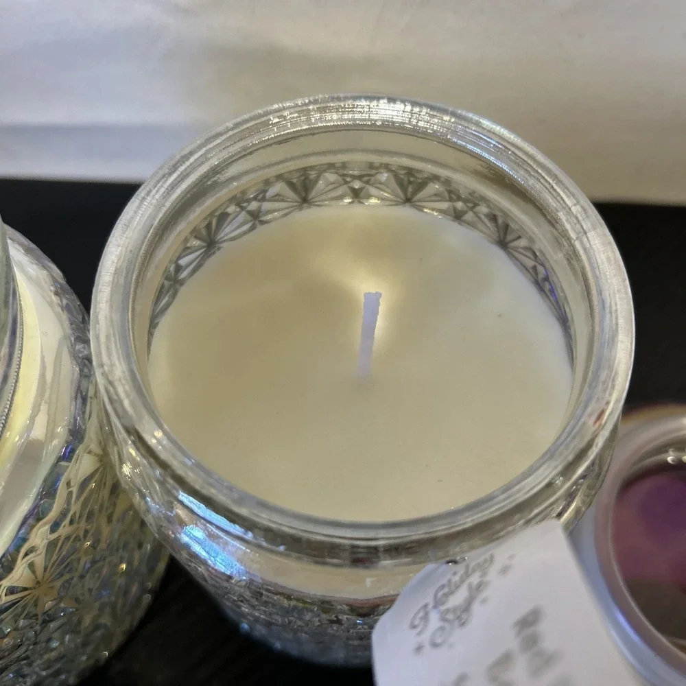 Snowflake Holiday Style Fresh Falling Snow & Red Berry Balsam‎  Candle 12oz